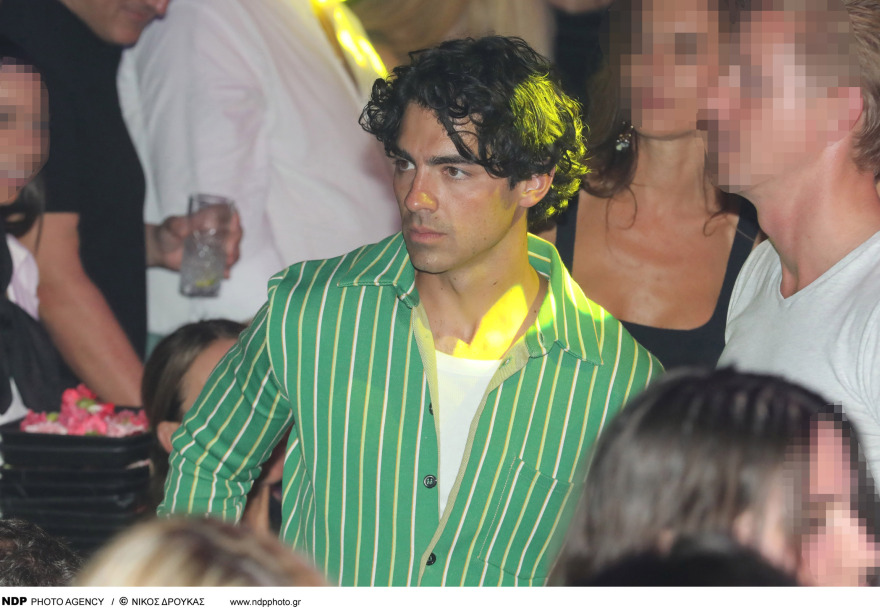 Τζο Τζόνας: Νέες φωτογραφίες του τραγουδιστή να διασκεδάζει στον Κωνσταντίνο Αργυρό 