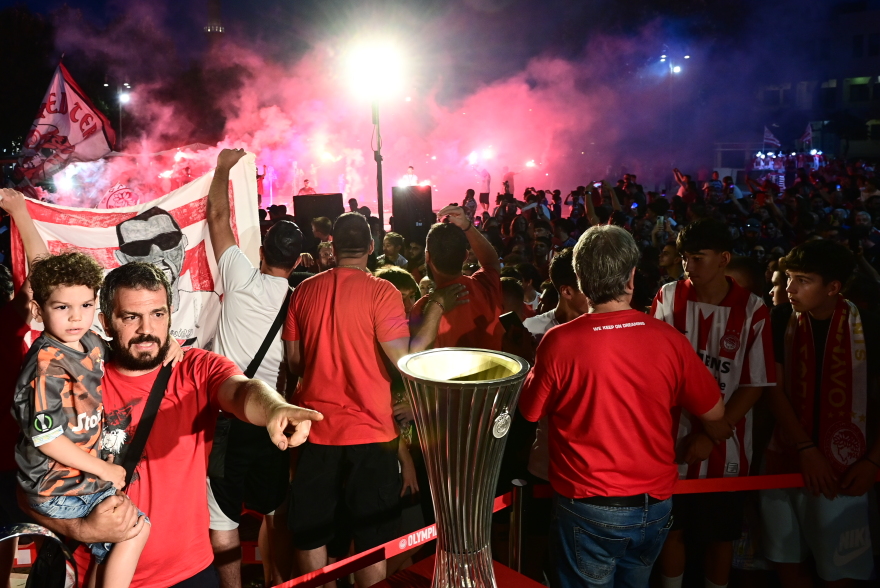 Ολυμπιακός: Πανζουρλισμός από 5000 φιλάθλους στη Χίο για τις ευρωπαϊκές κούπες - Φωτογραφίες 