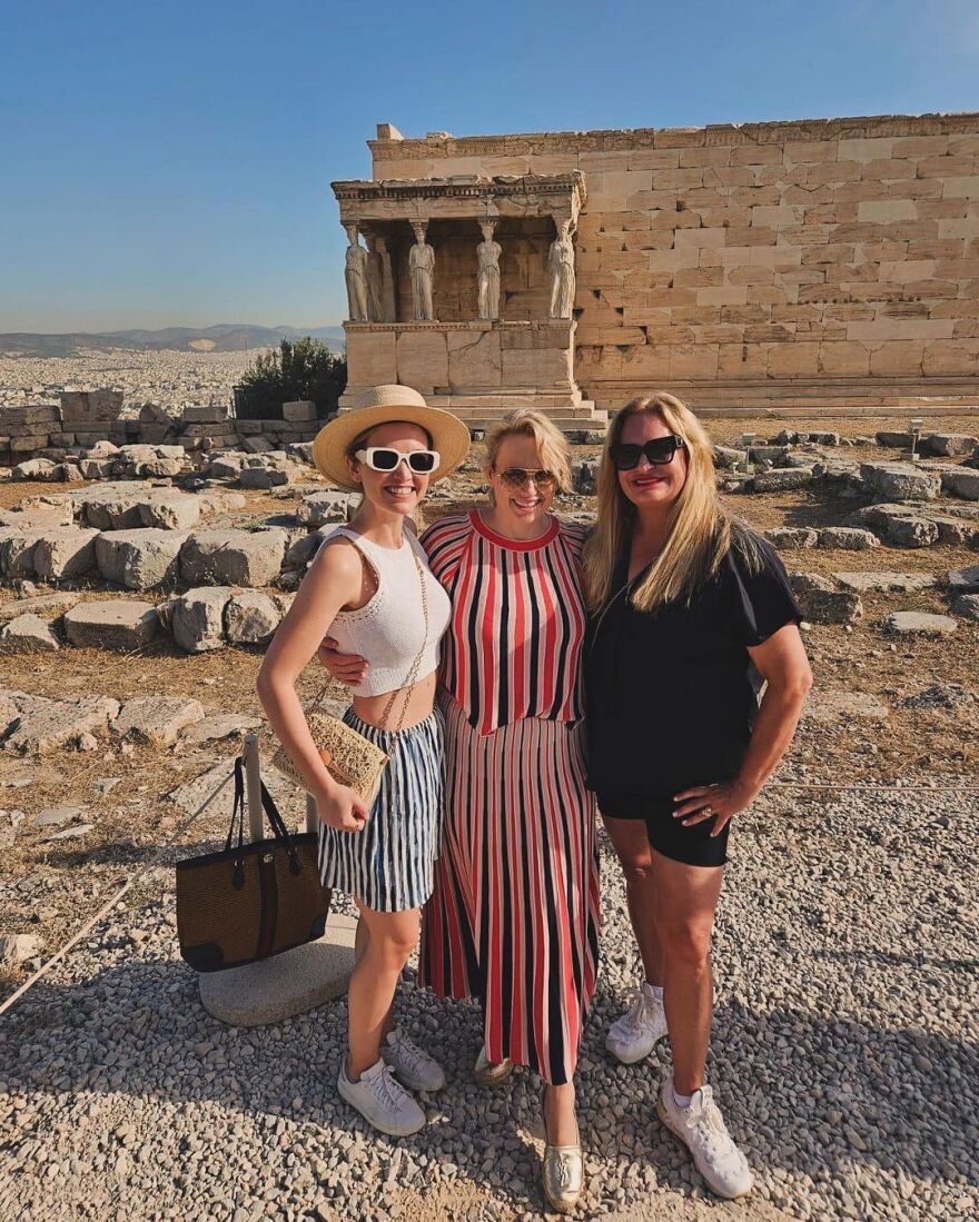  Ρέμπελ Γουίλσον: Οι νέες φωτογραφίες από την επίσκεψή της στην Ελλάδα - Το πιο επικό και εκθαμβωτικό ταξίδι, γράφει