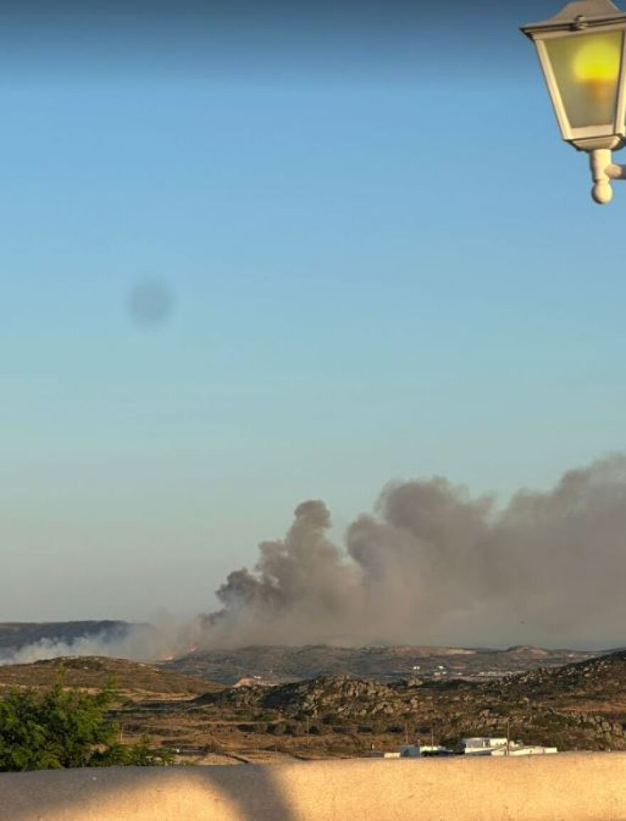 Φωτιά στη Μήλο: Καλύτερη η εικόνα, ένα μέτωπο αντιμετωπίζουν οι πυροσβέστες - Δείτε βίντεο και φωτογραφίες