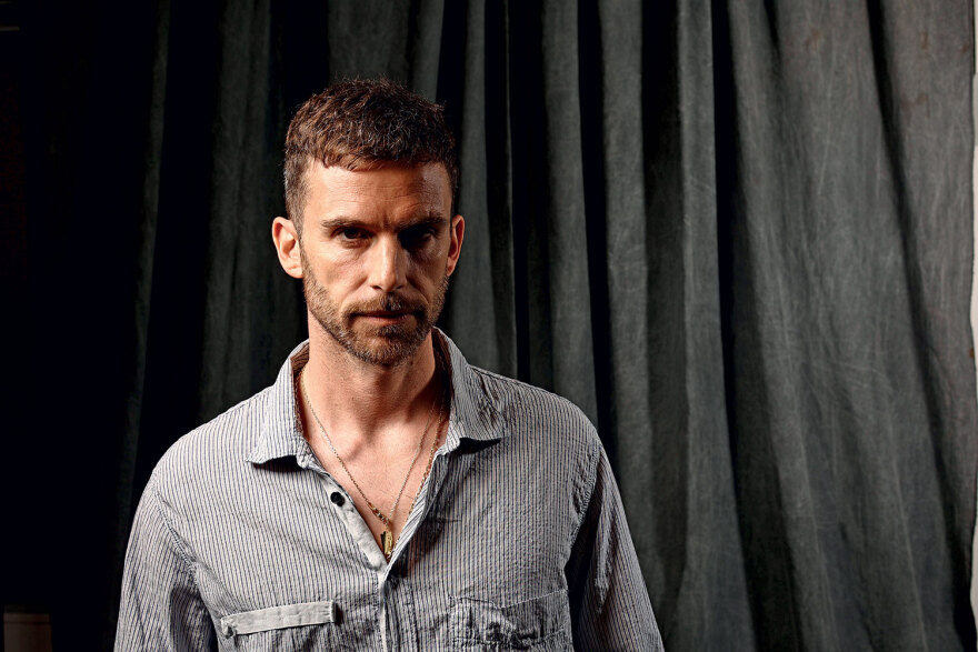 Ποιος είναι ο ακούραστος σχεδιαστής των Coldplay Γκάι Μπέριμαν