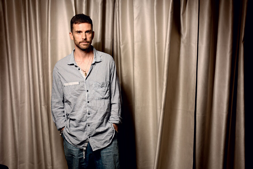 Ποιος είναι ο ακούραστος σχεδιαστής των Coldplay Γκάι Μπέριμαν