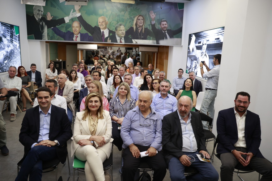 Ξεκίνησε η πρώτη κρίσιμη συνεδρίαση στο ΠΑΣΟΚ - Αντιμέτωπος με τους αμφισβητίες του ο Ανδρουλάκης 