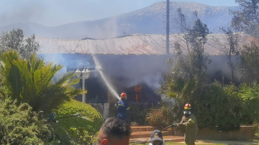 Φωτιά στη Βάρης - Κορωπίου: Στις φλόγες παραδόθηκε αίθουσα εκδηλώσεων - Δείτε βίντεο και φωτογραφίες