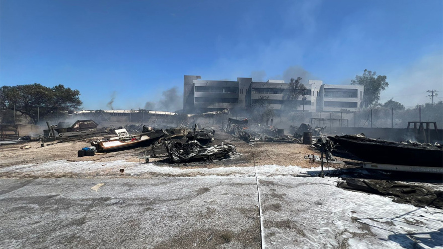 Φωτιά στη Βάρης - Κορωπίου: Μάχη με τις φλόγες για κατοίκους και εργαζόμενους σε επιχειρήσεις, δείτε βίντεο