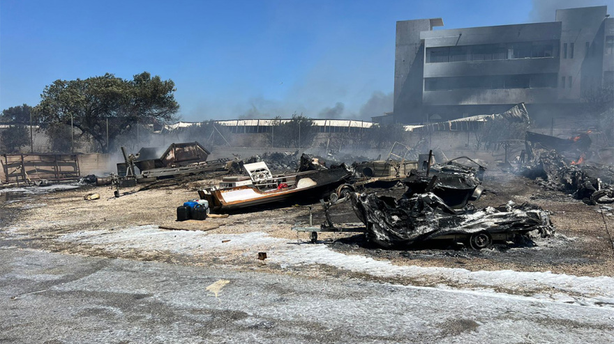 Φωτιά στη Βάρης - Κορωπίου: Μάχη με τις φλόγες για κατοίκους και εργαζόμενους σε επιχειρήσεις, δείτε βίντεο