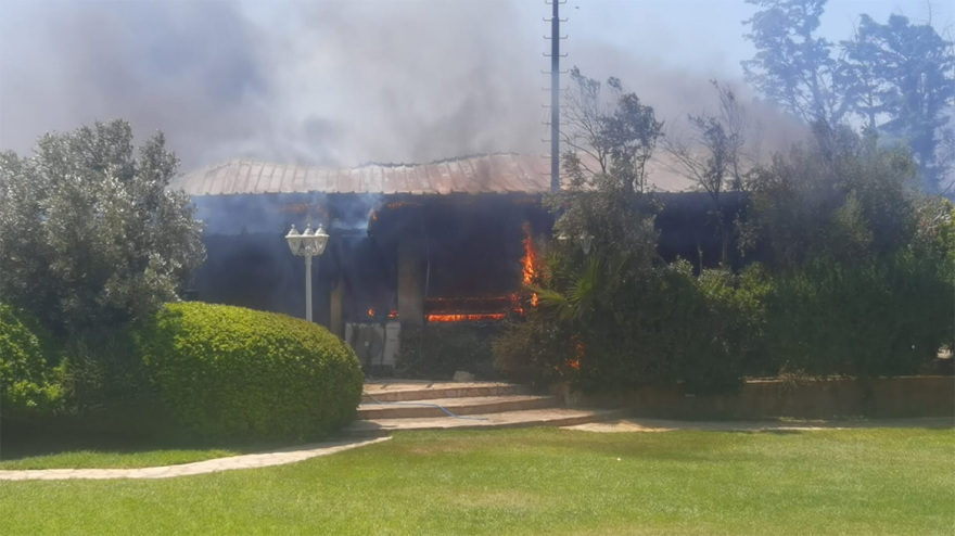 Φωτιά στη Βάρης - Κορωπίου: Στις φλόγες παραδόθηκε αίθουσα εκδηλώσεων - Δείτε βίντεο και φωτογραφίες