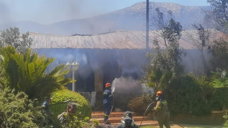 Φωτιά στη Βάρης - Κορωπίου: Στις φλόγες παραδόθηκε αίθουσα εκδηλώσεων - Δείτε βίντεο και φωτογραφίες