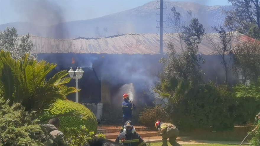 Φωτιά στη Βάρης - Κορωπίου: Στις φλόγες παραδόθηκε αίθουσα εκδηλώσεων - Δείτε βίντεο και φωτογραφίες