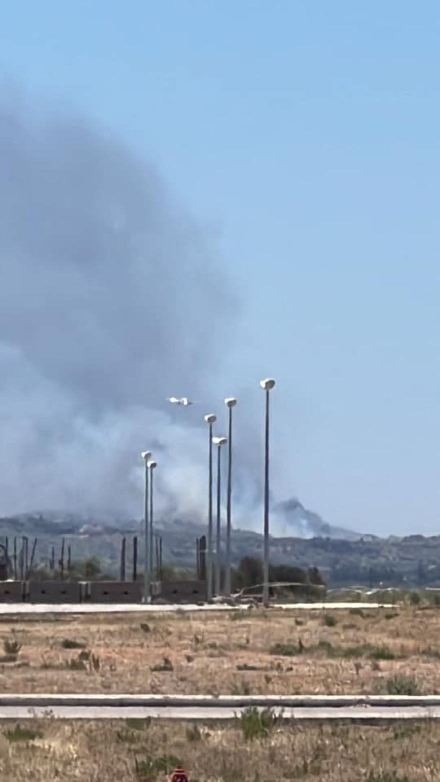 Φωτιά στη Βάρης Κορωπίου: Εντολές εκκένωσης σε Λαμπρικά και Κίτσι από το 112 - Ενισχύονται οι πυροσβεστικές δυνάμεις