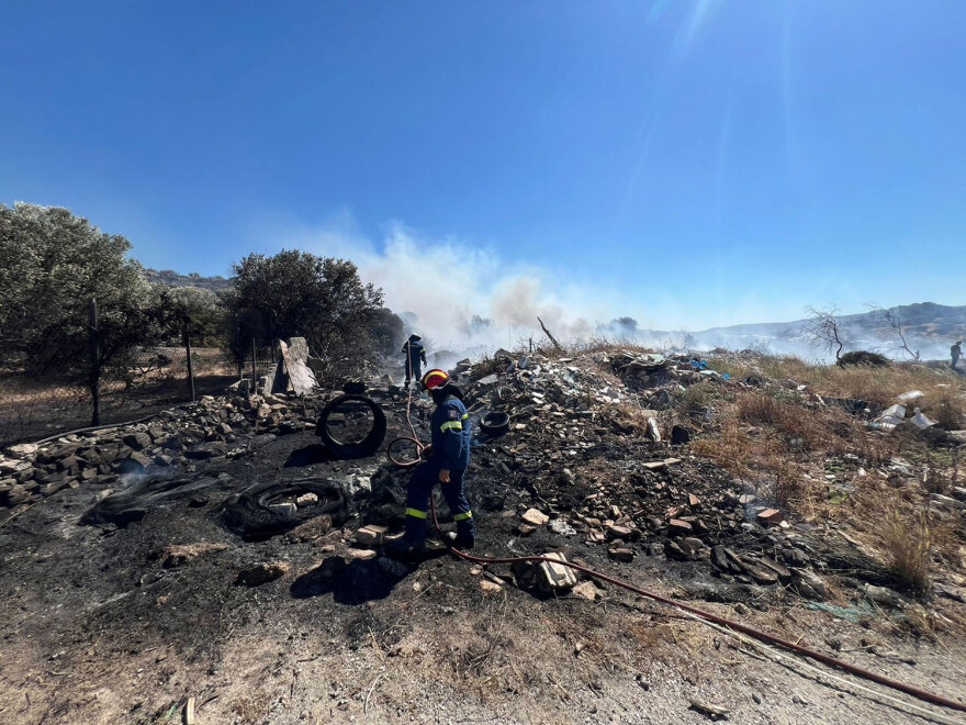 Φωτιά στη Βάρης - Κορωπίου: Θέριεψαν οι φλόγες στο Κίτσι λόγω των ακαθάριστων οικοπέδων - Βίντεο και φωτογραφίες