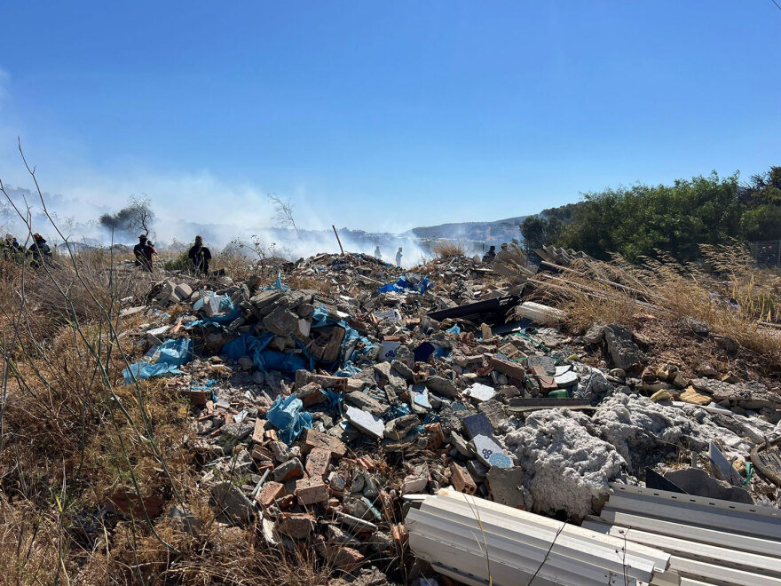 Φωτιά στη Βάρης - Κορωπίου: Θέριεψαν οι φλόγες στο Κίτσι λόγω των ακαθάριστων οικοπέδων - Βίντεο και φωτογραφίες