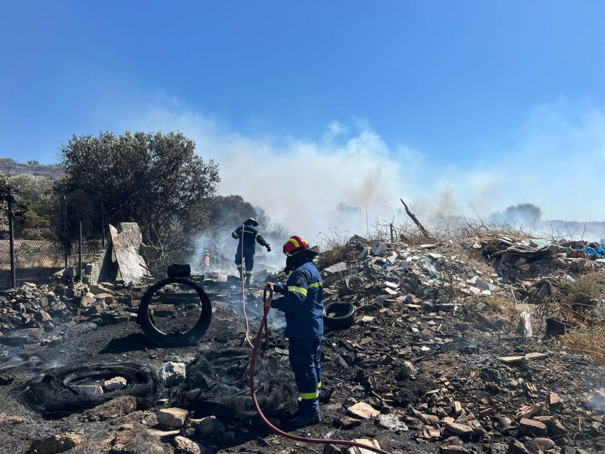Φωτιά στη Βάρης - Κορωπίου: Θέριεψαν οι φλόγες στο Κίτσι λόγω των ακαθάριστων οικοπέδων - Βίντεο και φωτογραφίες