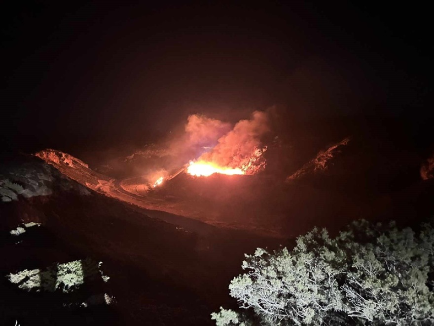 Σε ύφεση η φωτιά στη Μήλο - Παραμένουν επίγειες δυνάμεις στο νησί