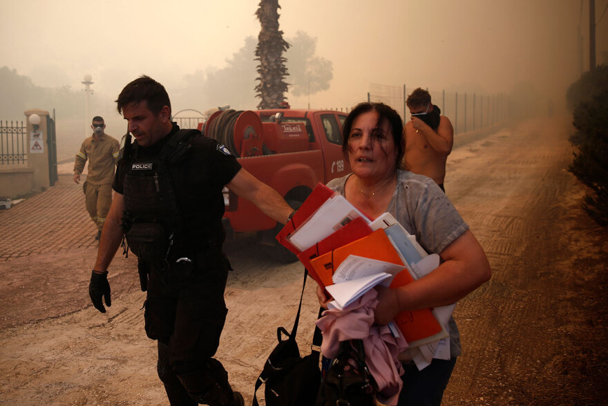 Κορωπί: Καλύτερη η εικόνα για τη φωτιά - Μάχη με διάσπαρτες εστίες