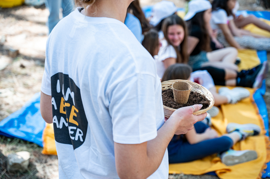 Τα παιδιά μαθαίνουν πώς οι μέλισσες βοηθούν το περιβάλλον