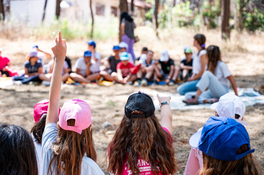 Τα παιδιά μαθαίνουν πώς οι μέλισσες βοηθούν το περιβάλλον