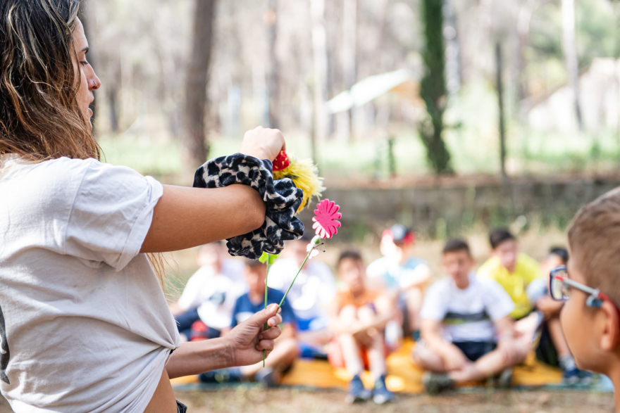 Τα παιδιά μαθαίνουν πώς οι μέλισσες βοηθούν το περιβάλλον
