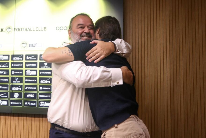 ΑΕΚ: Ο νέος ιδιοκτήτης, Μάριος Ηλιόπουλος, μιλάει ισπανικά στον Αλμέιδα - Δείτε βίντεο