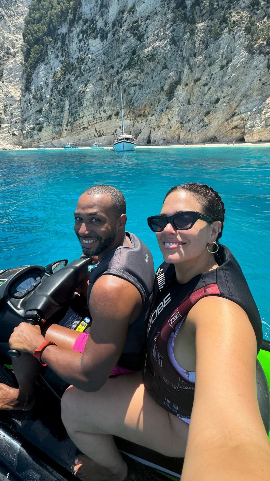 Άσλεϊ Γκράχαμ: Κάνει διακοπές με τον σύζυγό της στην Κεφαλονιά