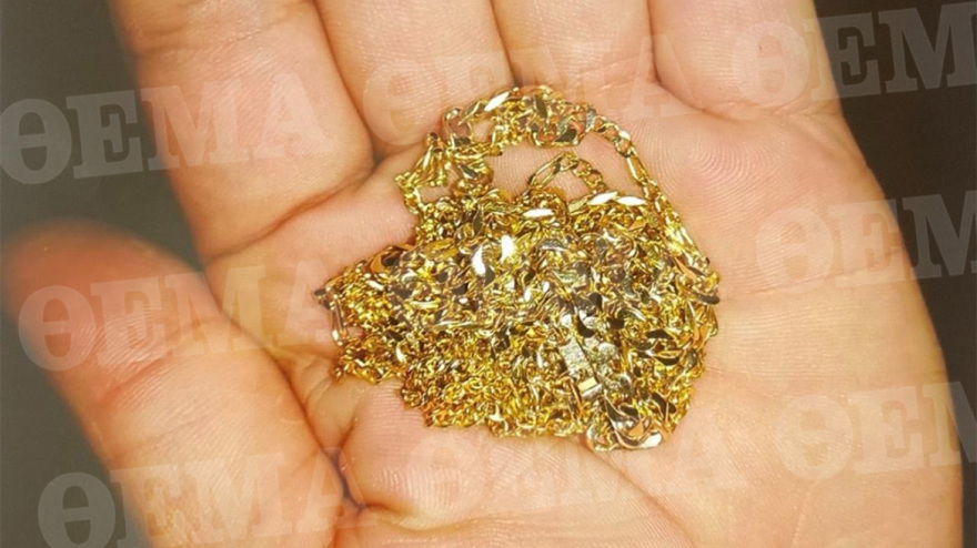 Αττική: Την έστηναν σε συρμούς, άρπαζαν χρυσές αλυσίδες με τη βία και μετά πόζαραν για φωτογραφίες