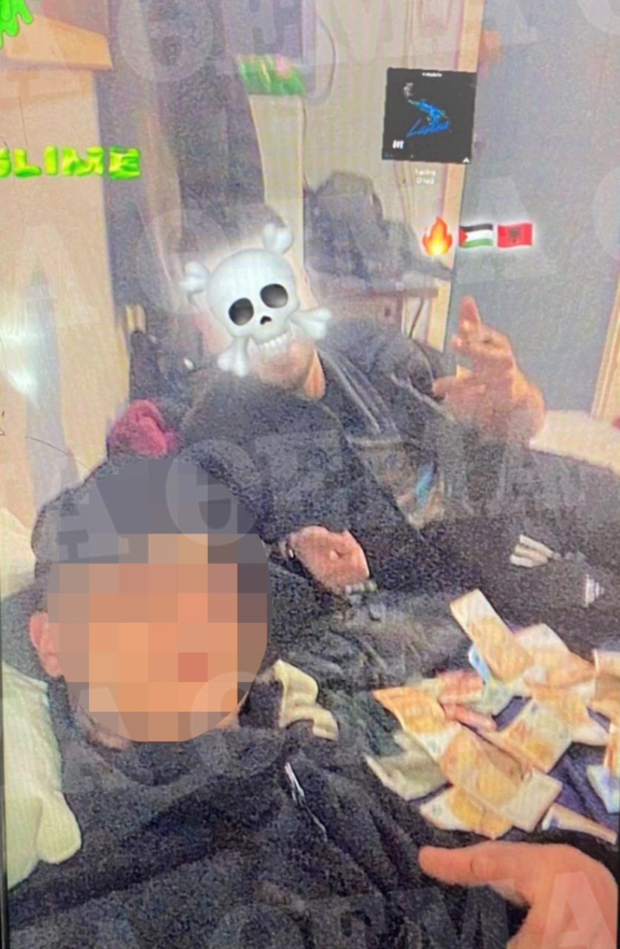 Αττική: Την έστηναν σε συρμούς, άρπαζαν χρυσές αλυσίδες με τη βία και μετά πόζαραν για φωτογραφίες