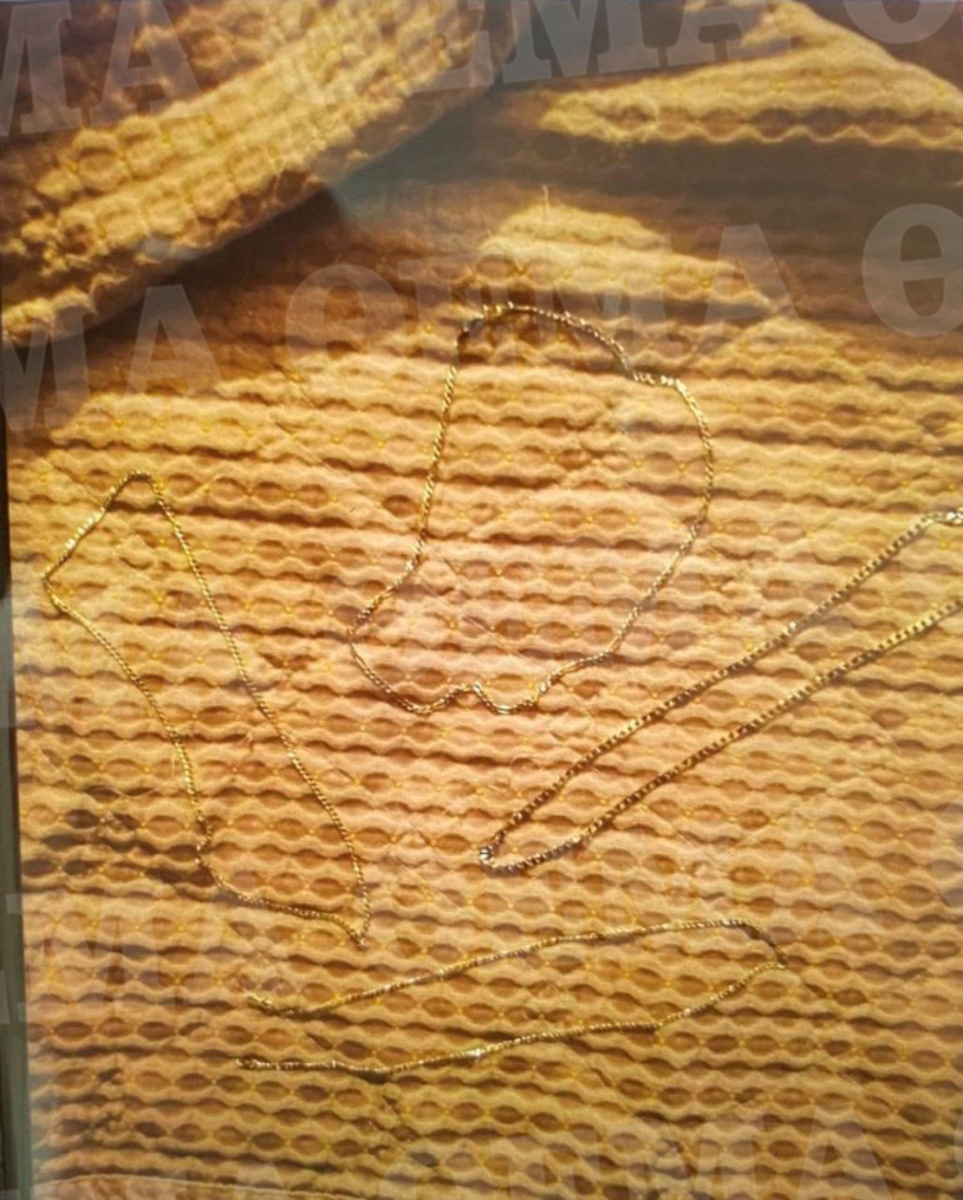 Αττική: Την έστηναν σε συρμούς, άρπαζαν χρυσές αλυσίδες με τη βία και μετά πόζαραν για φωτογραφίες