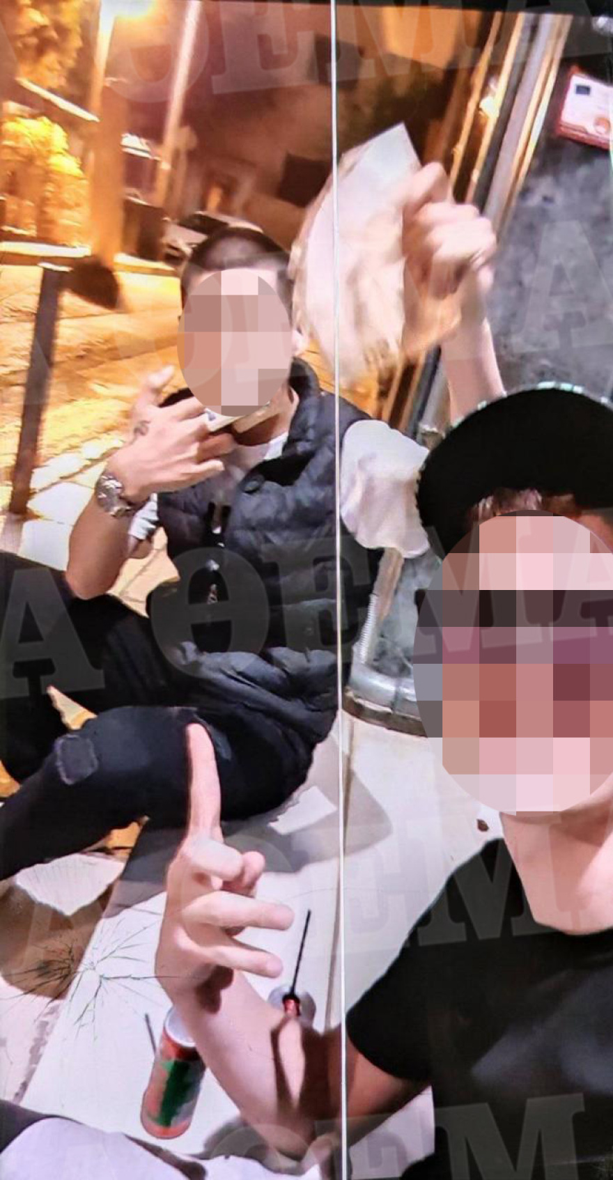 Αττική: Την έστηναν σε συρμούς, άρπαζαν χρυσές αλυσίδες με τη βία και μετά πόζαραν για φωτογραφίες