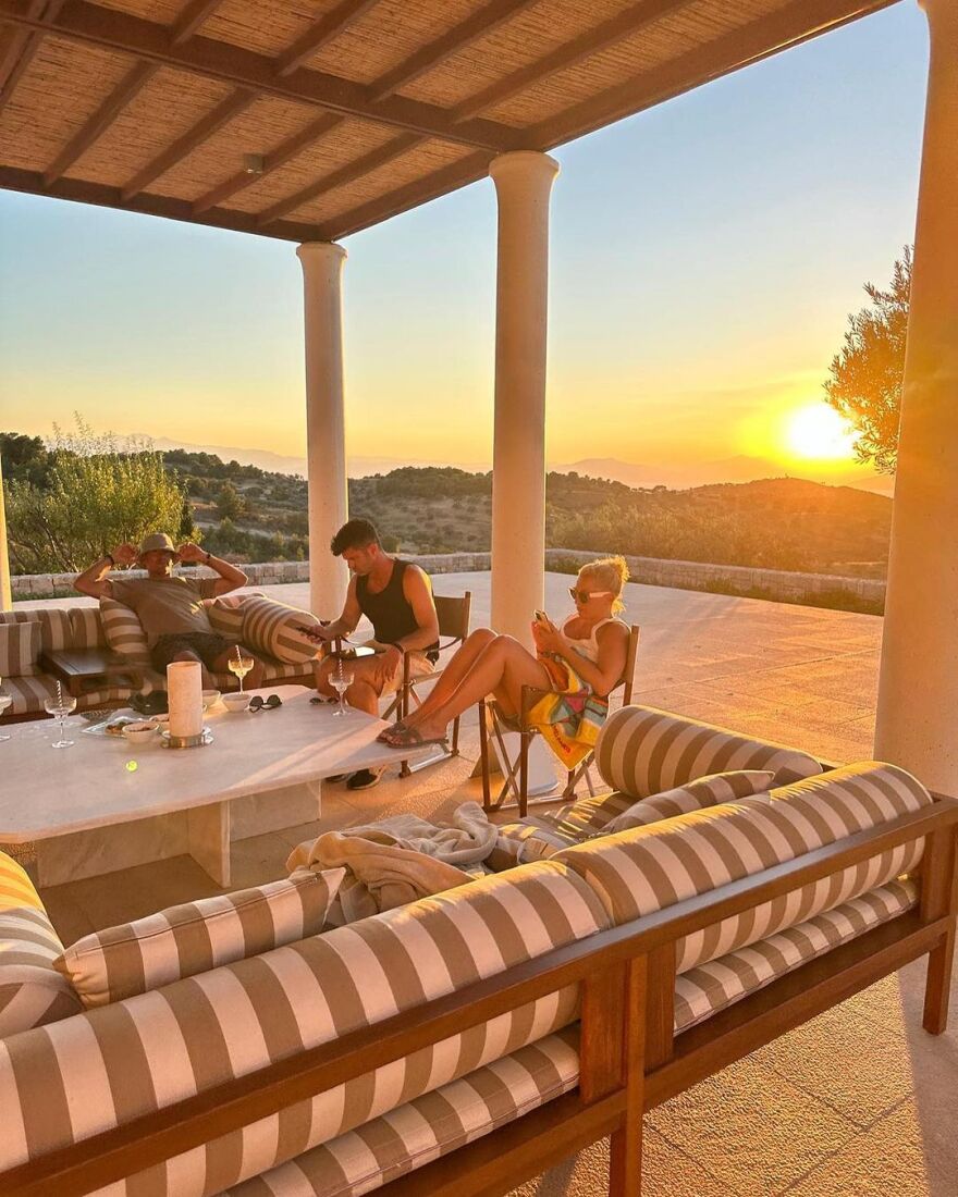  Ρέμπελ Γουίλσον: Οι νέες φωτογραφίες από την επίσκεψή της στην Ελλάδα - Το πιο επικό και εκθαμβωτικό ταξίδι, γράφει