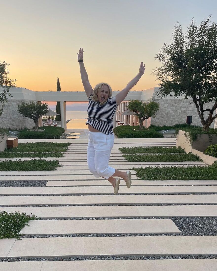  Ρέμπελ Γουίλσον: Οι νέες φωτογραφίες από την επίσκεψή της στην Ελλάδα - Το πιο επικό και εκθαμβωτικό ταξίδι, γράφει