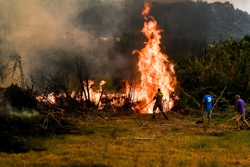Υψηλός κίνδυνος πυρκαγιάς το Σάββατο μετά τη μάχη σε δεκάδες πύρινα μέτωπα το τελευταίο 24ωρο