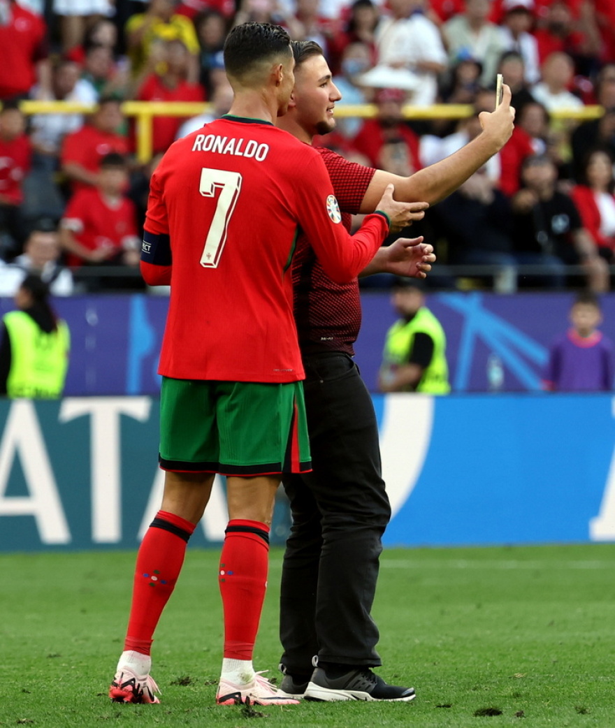 Euro 2024: Νέο ρεκόρ για τον Κριστιάνο Ρονάλντο - Πέντε εισβολές στον αγώνα Πορτογαλία-Τουρκία για μία selfie - Δείτε βίντεο