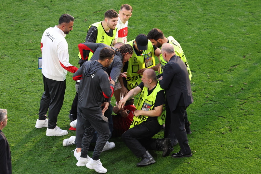 Euro 2024: Νέο ρεκόρ για τον Κριστιάνο Ρονάλντο - Πέντε εισβολές στον αγώνα Πορτογαλία-Τουρκία για μία selfie - Δείτε βίντεο