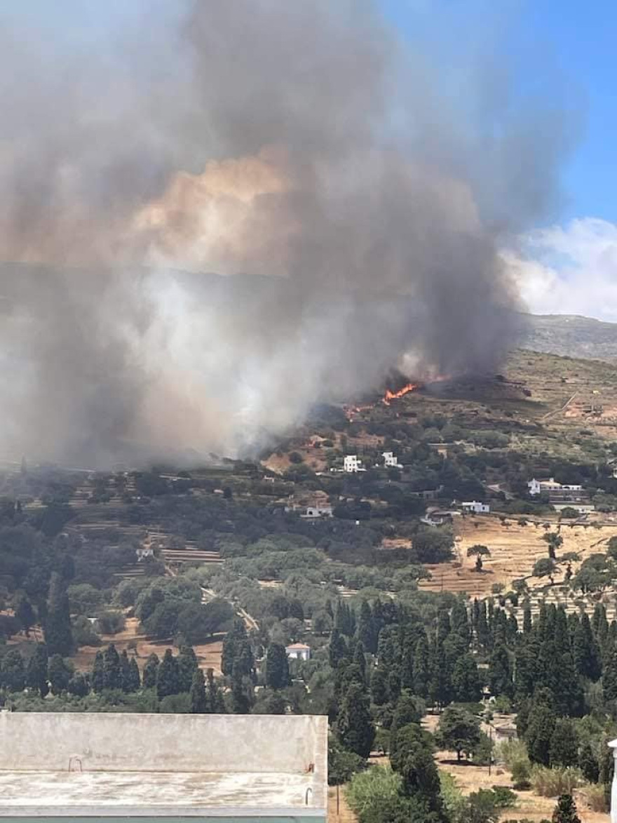 Μεγάλη φωτιά στην Άνδρο, εκκενώθηκαν τέσσερις περιοχές - Ενισχύσεις από την Αθήνα με 19 πυροσβέστες και 5 οχήματα (βίντεο)