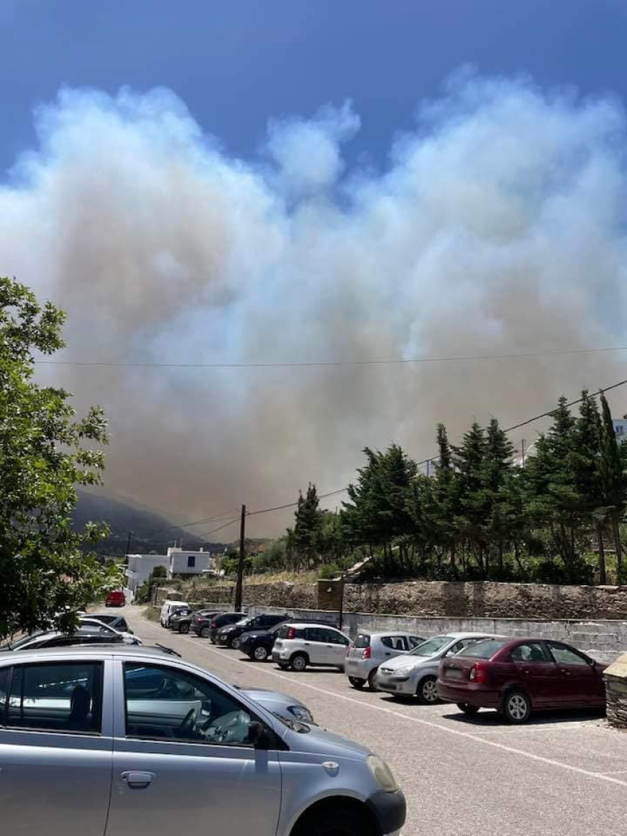 Μεγάλη φωτιά στην Άνδρο, εκκενώθηκαν τέσσερις περιοχές - Ενισχύσεις από την Αθήνα με 19 πυροσβέστες και 5 οχήματα (βίντεο)