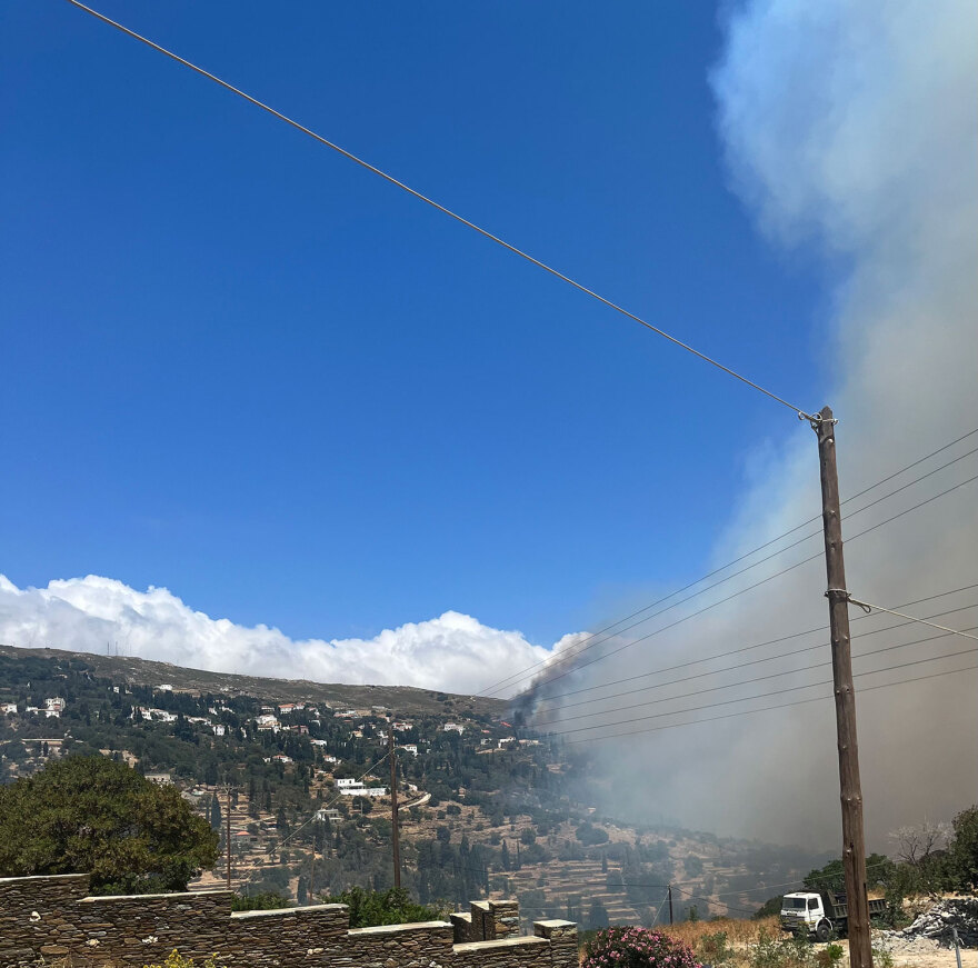 Μεγάλη φωτιά στην Άνδρο, εκκενώθηκαν τέσσερις περιοχές - Ενισχύσεις από την Αθήνα με 19 πυροσβέστες και 5 οχήματα (βίντεο)