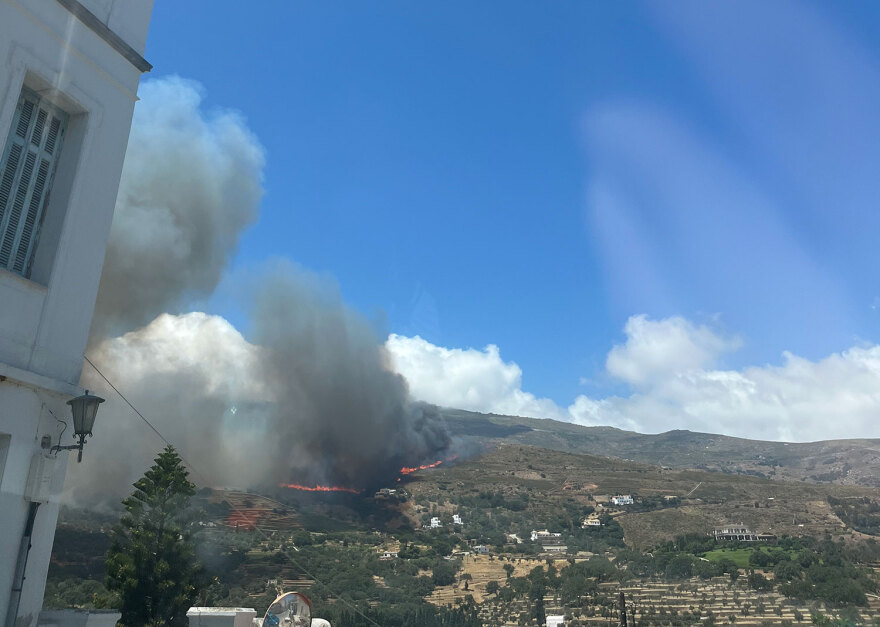 Μεγάλη φωτιά στην Άνδρο, εκκενώθηκαν τέσσερις περιοχές - Ενισχύσεις από την Αθήνα με 19 πυροσβέστες και 5 οχήματα (βίντεο)
