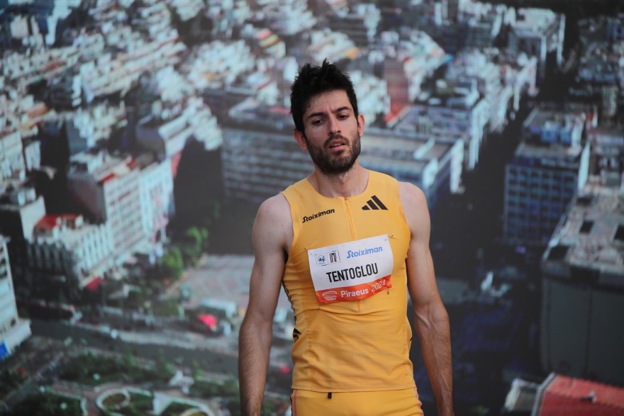  Πρωτιά για τον Τεντόγλου στον Πειραιά - Έφυγε καρφί από το παπούτσι του κατά την διάρκεια άλματος - Βίντεο 