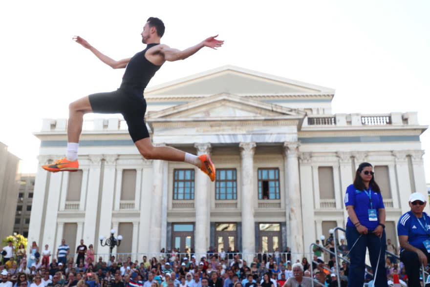  Πρωτιά για τον Τεντόγλου στον Πειραιά - Έφυγε καρφί από το παπούτσι του κατά την διάρκεια άλματος - Βίντεο 