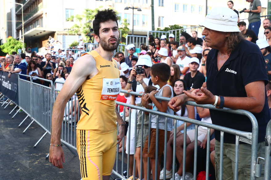  Πρωτιά για τον Τεντόγλου στον Πειραιά - Έφυγε καρφί από το παπούτσι του κατά την διάρκεια άλματος - Βίντεο 