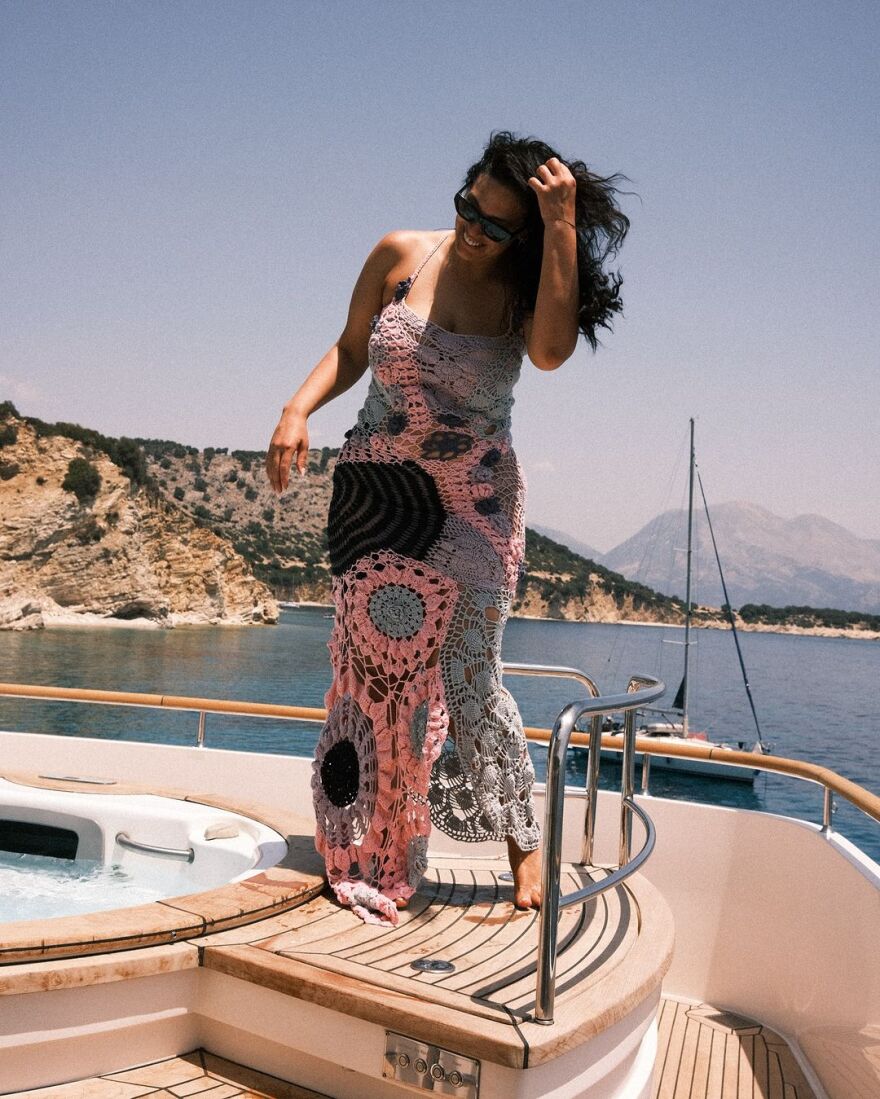 Άσλεϊ Γκράχαμ: Στην Κέρκυρα το μοντέλο - Οι φωτογραφίες της πάνω σε σκάφος