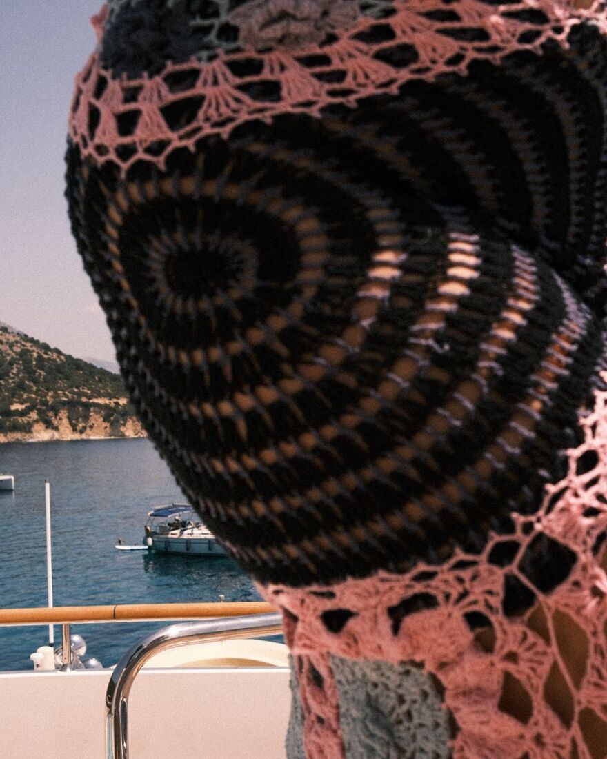 Άσλεϊ Γκράχαμ: Στην Κέρκυρα το μοντέλο - Οι φωτογραφίες της πάνω σε σκάφος