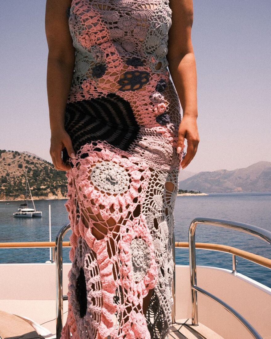 Άσλεϊ Γκράχαμ: Στην Κέρκυρα το μοντέλο - Οι φωτογραφίες της πάνω σε σκάφος