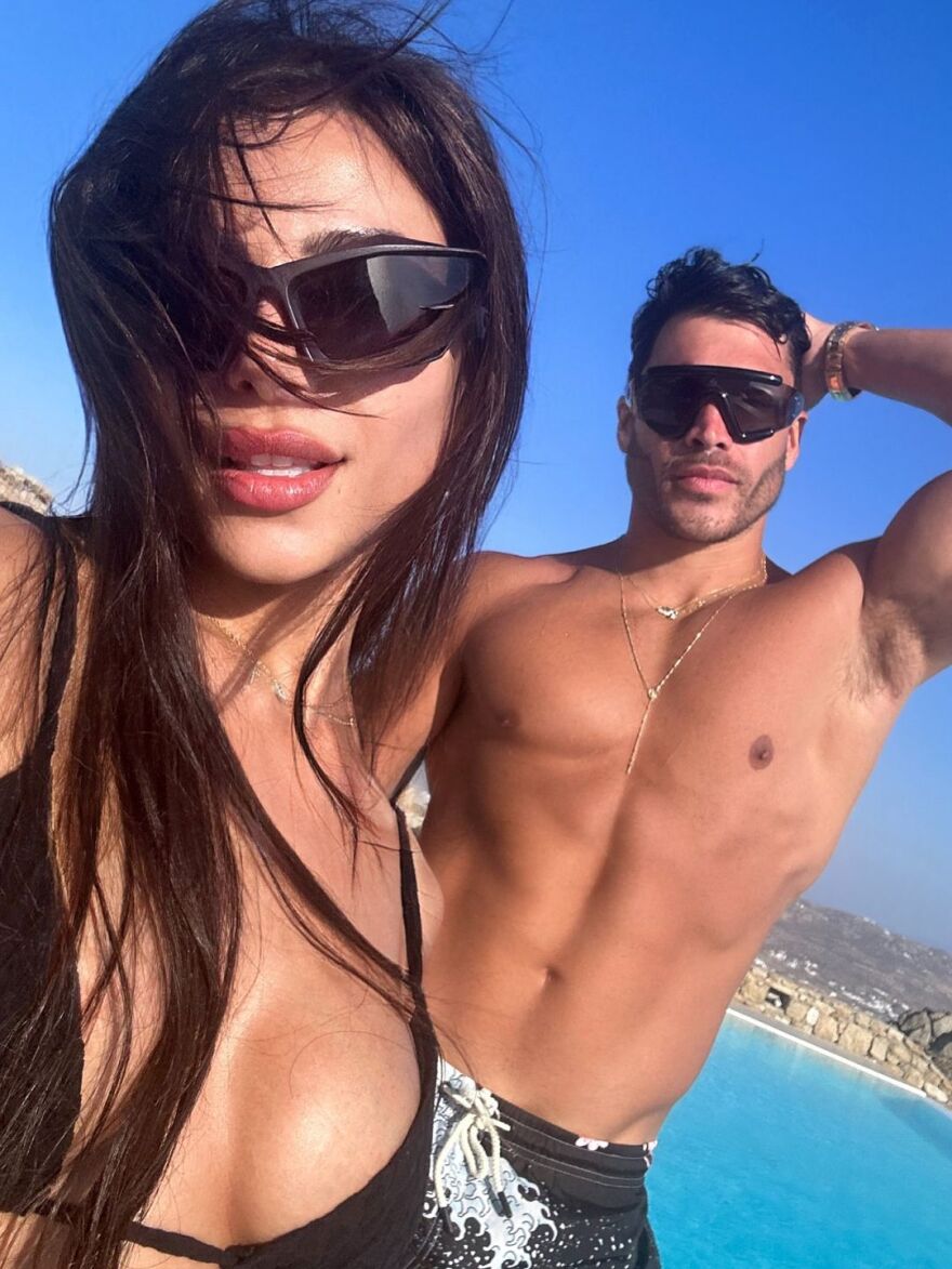 Ελευθερία Ελευθερίου: Στη Μύκονο με τον Γιώργο Ασημακόπουλο - Οι φωτογραφίες στην πισίνα