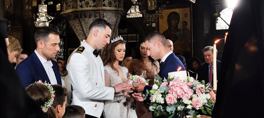 Ο πατήρ Φανερός, η ψυχή της Παναγίας της Τήνου, πάντρεψε χθες τον γιο του