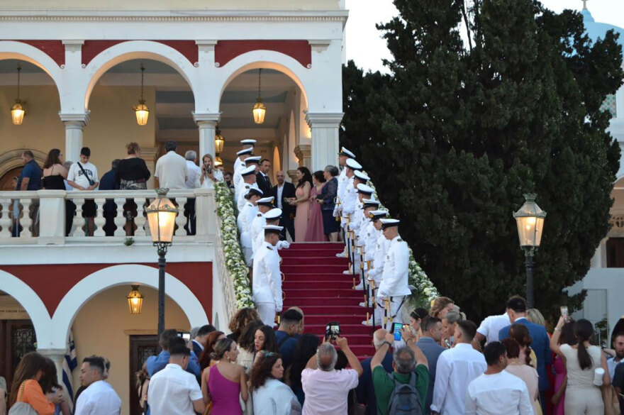 Ο πατήρ Φανερός, η ψυχή της Παναγίας της Τήνου, πάντρεψε χθες τον γιο του
