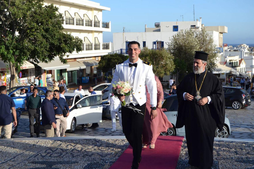 Ο πατήρ Φανερός, η ψυχή της Παναγίας της Τήνου, πάντρεψε χθες τον γιο του