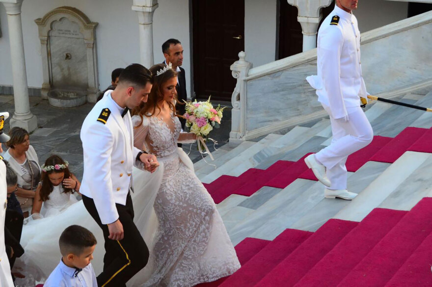 Ο πατήρ Φανερός, η ψυχή της Παναγίας της Τήνου, πάντρεψε χθες τον γιο του