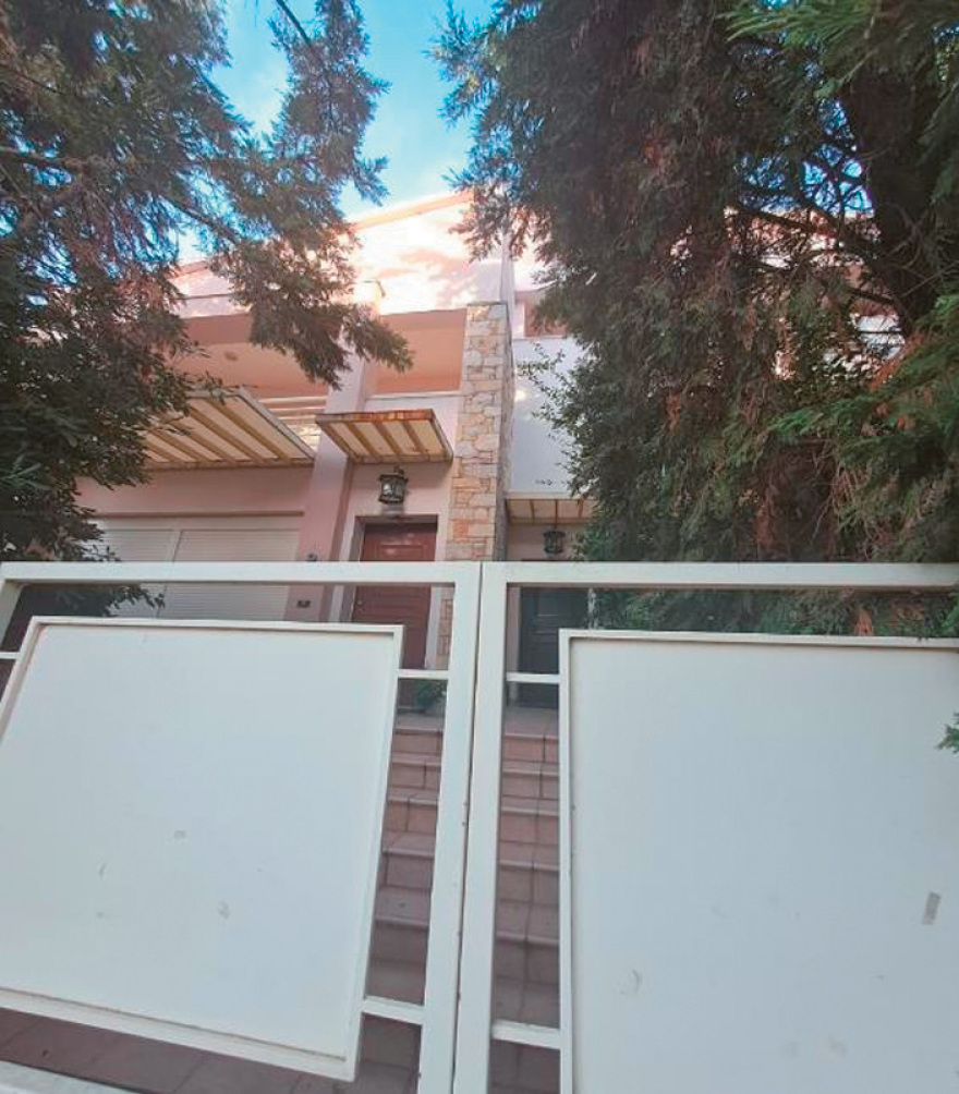 Απόστολος Λύτρας: Στο σφυρί μεζονέτα και γραφείο, αλλά η Ferrari... Ferrari