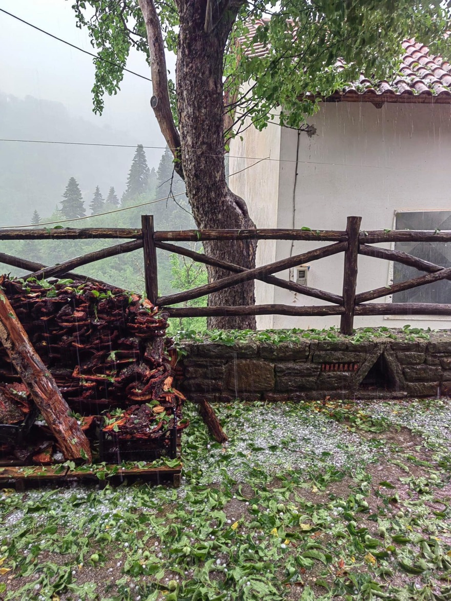 Καιρός: Σκοτείνιασε ο ουρανός και έριξε χαλάζι στα Τρίκαλα, το απόκοσμο σκηνικό σε Λάρισα, Καρδίτσα, Λαμία - Φωτογραφίες